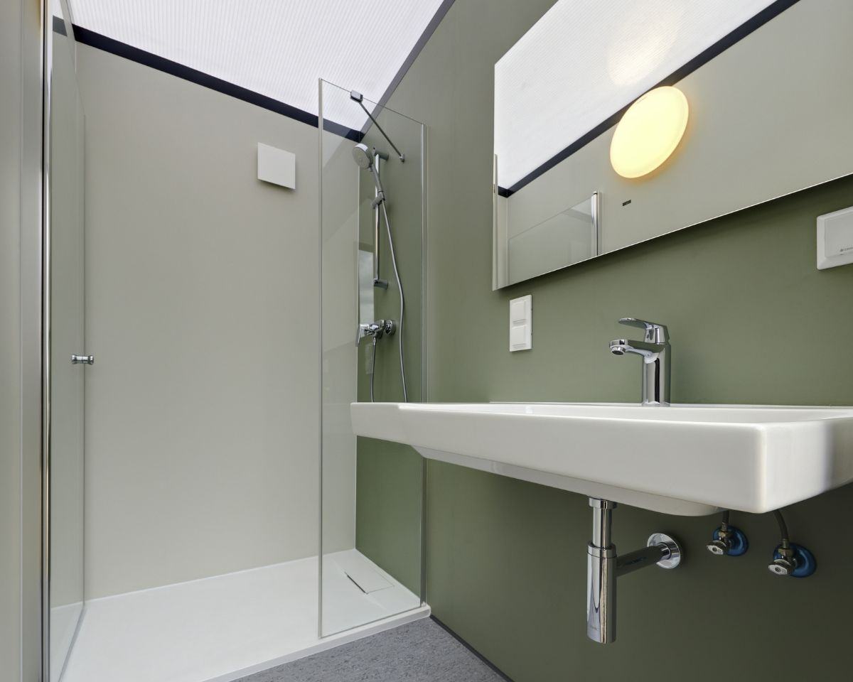 Interieur van een badkamer met wastafel en douche.