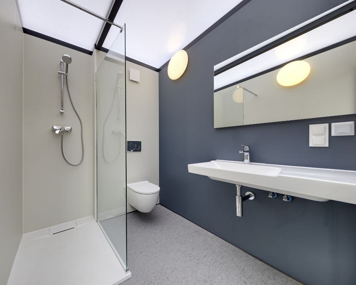 Lichte, moderne badkamer in cabana met douche, toilet en wastafel.