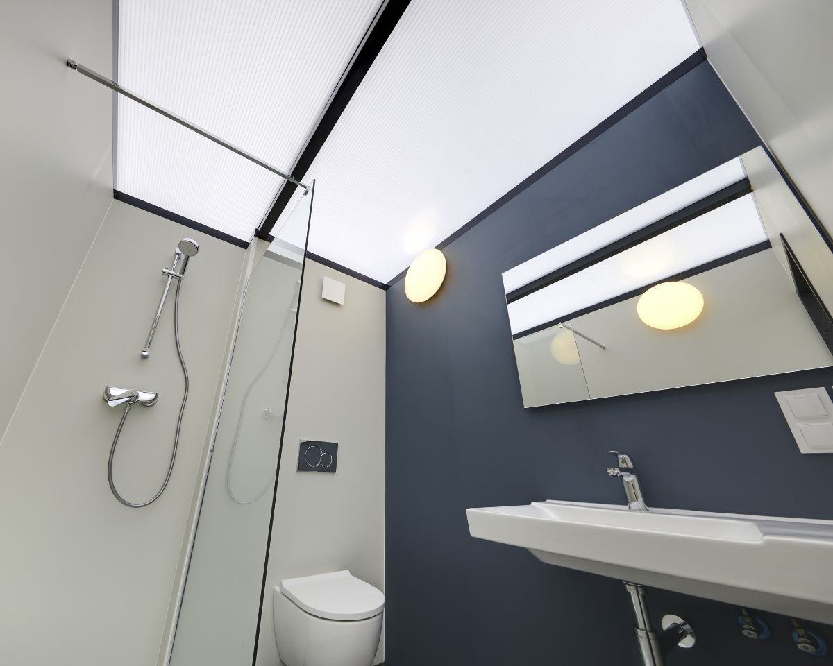Badkamer van een cabana met douche, toilet en wastafel.