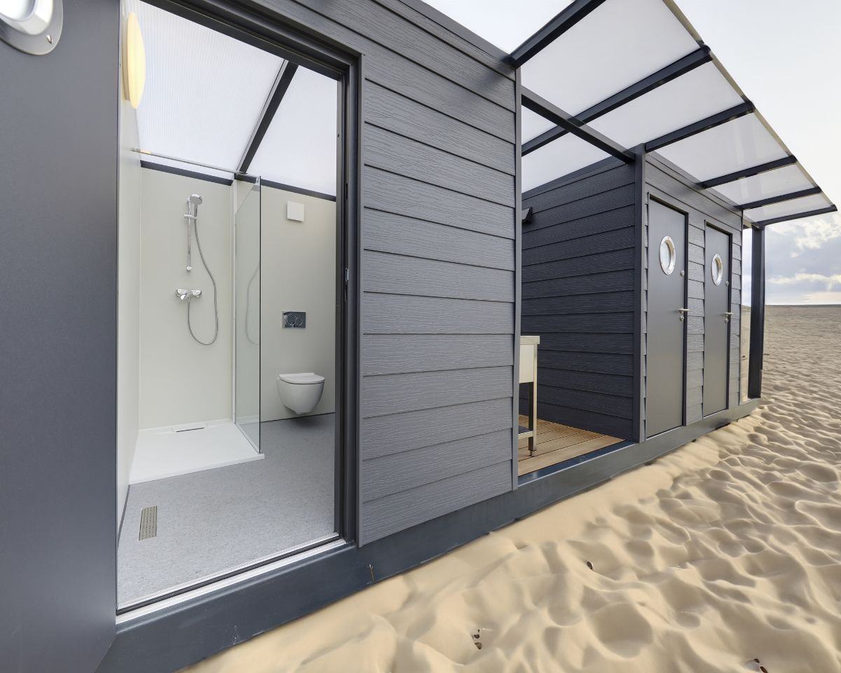Cabana op het strand met open badkamer en toilet.