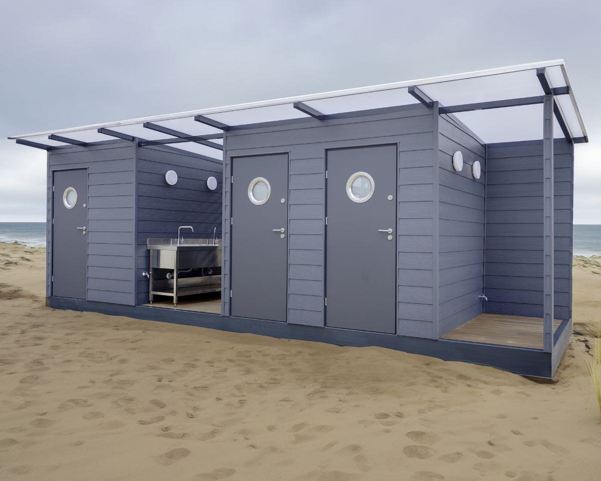 Cabana's op het strand met wasbak en ronde ramen.