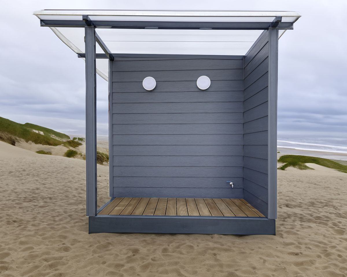 Douchehokje op het strand met houten vloer en een kraan.