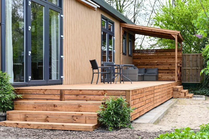 Houten terras bij een prefab huis