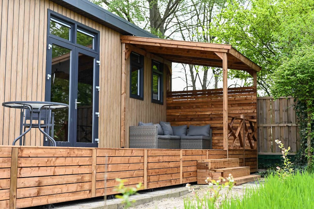 Modern vakantiehuis met veranda en houten terras.