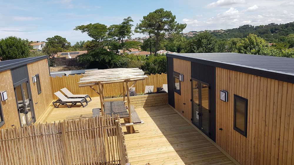 Moderne vakantiehuizen met groot houten terras.