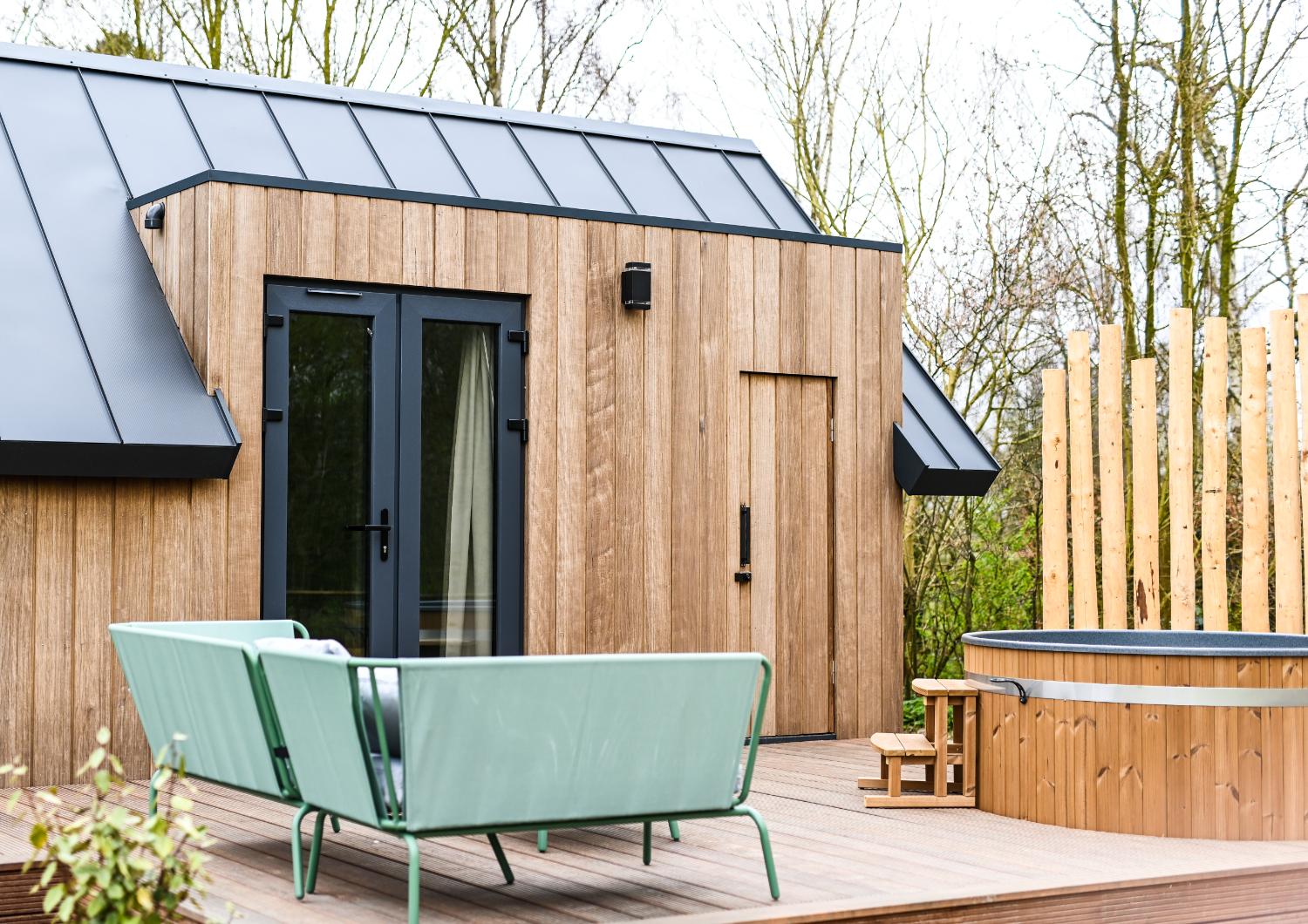 Moderne vakantiewoning met terras, hottub en loungeset.