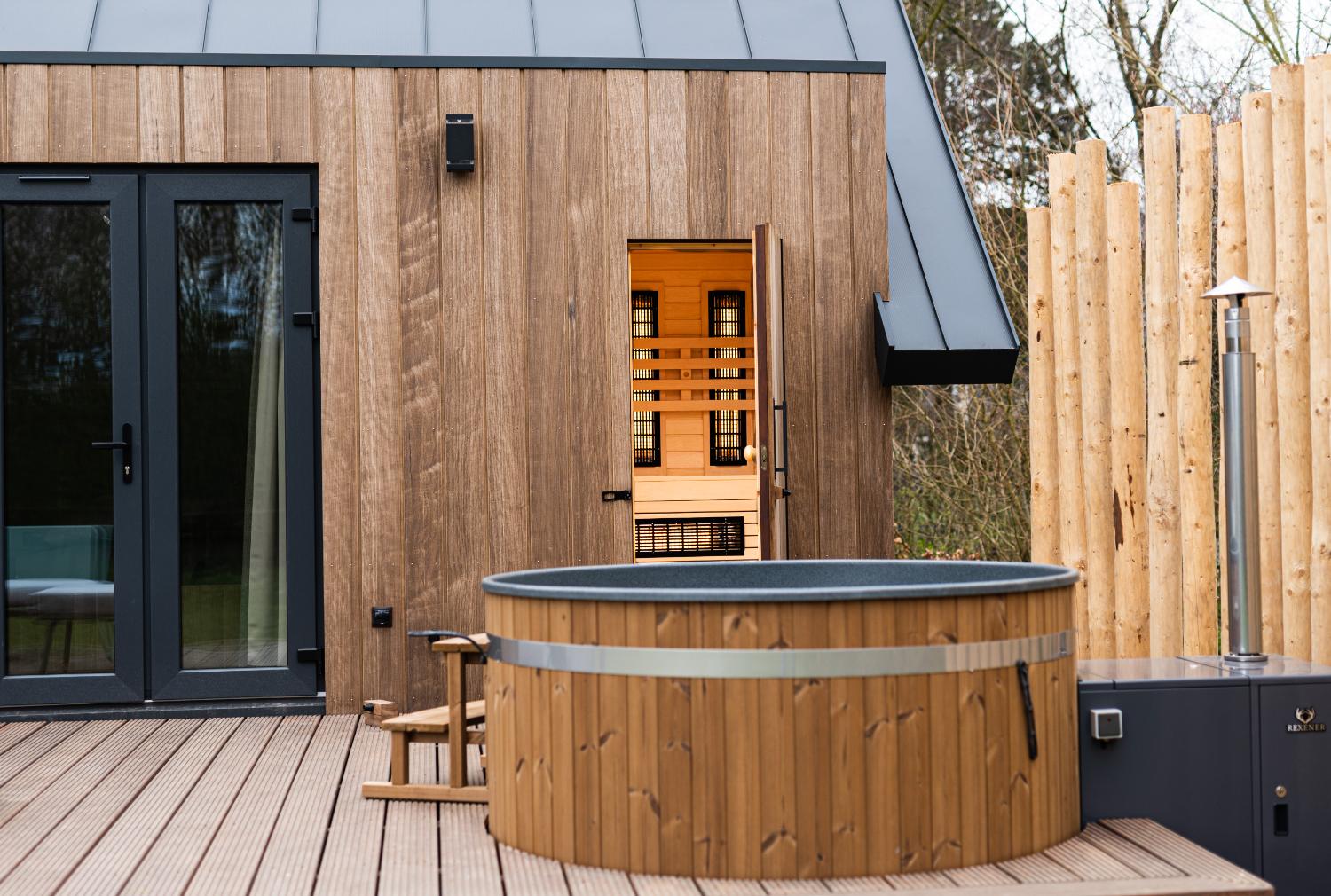 Buitenzijde van een sauna en hottub bij een vakantiehuis.