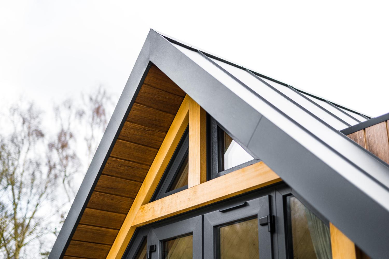 Detail van het dak van een moderne vakantiewoning.